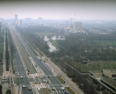821871 Overzicht van de Beneluxlaan te Utrecht, vanaf een flatgebouw aan de Aziëlaan, met rechts het Park Transwijk, ...